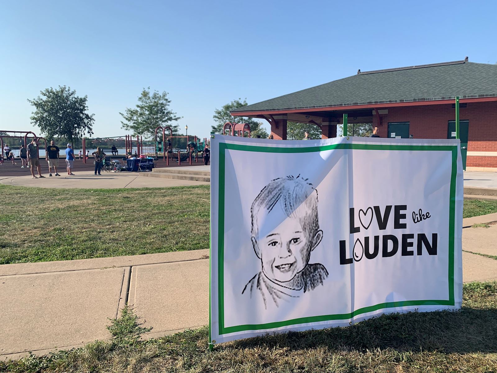 love like louden race sign